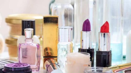 百代佳人 以自然之美，重塑极致的化妆品生活馆体验